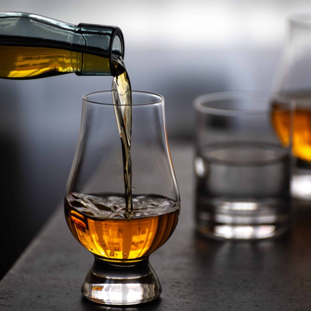 taça Glencairn sendo servida com whisky.